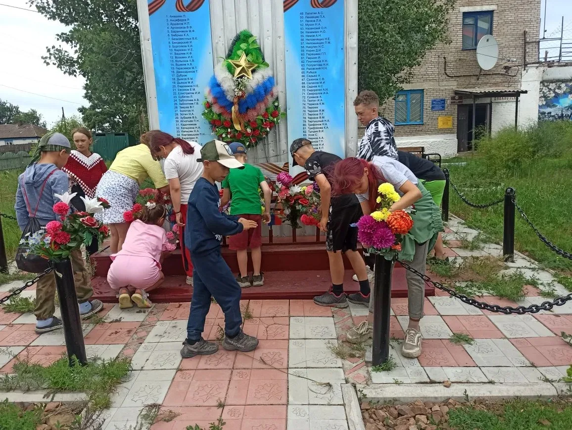 📢Сегодня в нашем лагере прошли мероприятия, посвященные Дню памяти и скорби. 

⚡Ребята почтили памя