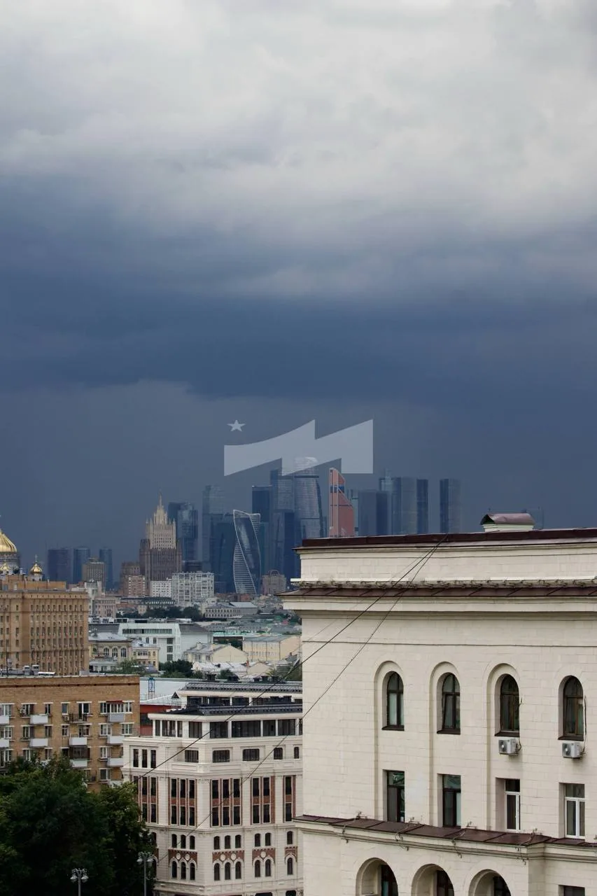 🌧️ Ливень начался в Москве.