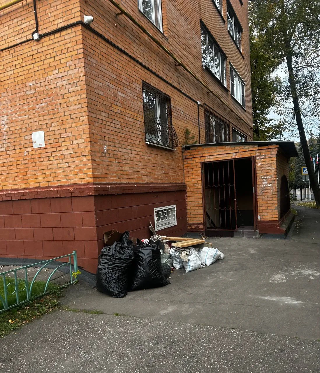 Как приятно смотреть на эти дома у ДК им. В. П. Чкалова, все чистенько, ухоженно, облаг...