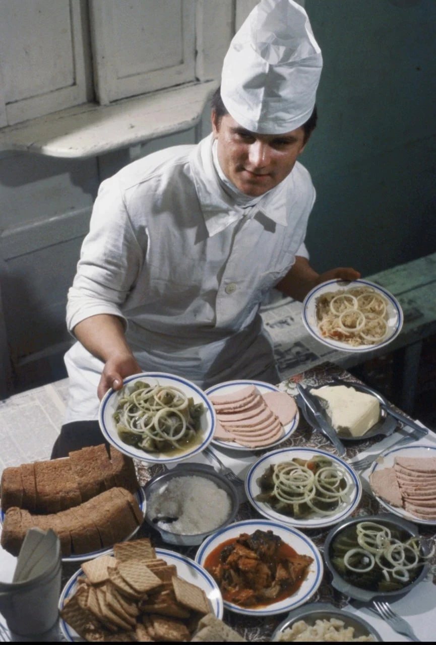 Повар арктической погранзаставы во время сервировки блюд, 1981 год.