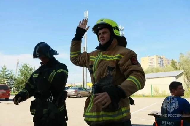 👨‍🚒 Новгородские пожарные выявили самого быстрого в подъёме с штурмовой лестницей
