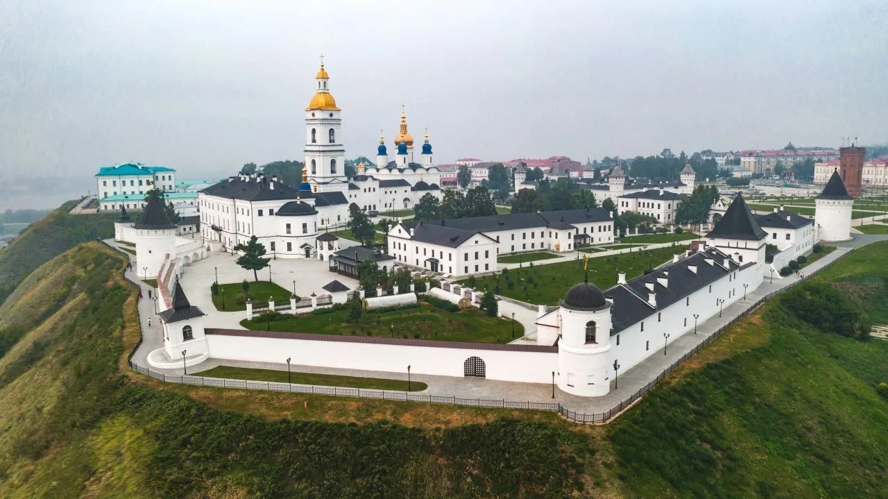 История не живет в учебниках, она живет в образах: городских площадях, речных изгибах, ...