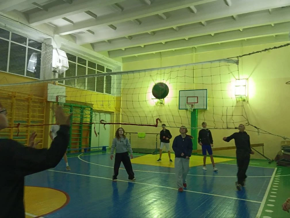 🏐 12 декабря в спортивном зале нашей школы состоялся турнир по волейболу среди команд обучающихся 9-