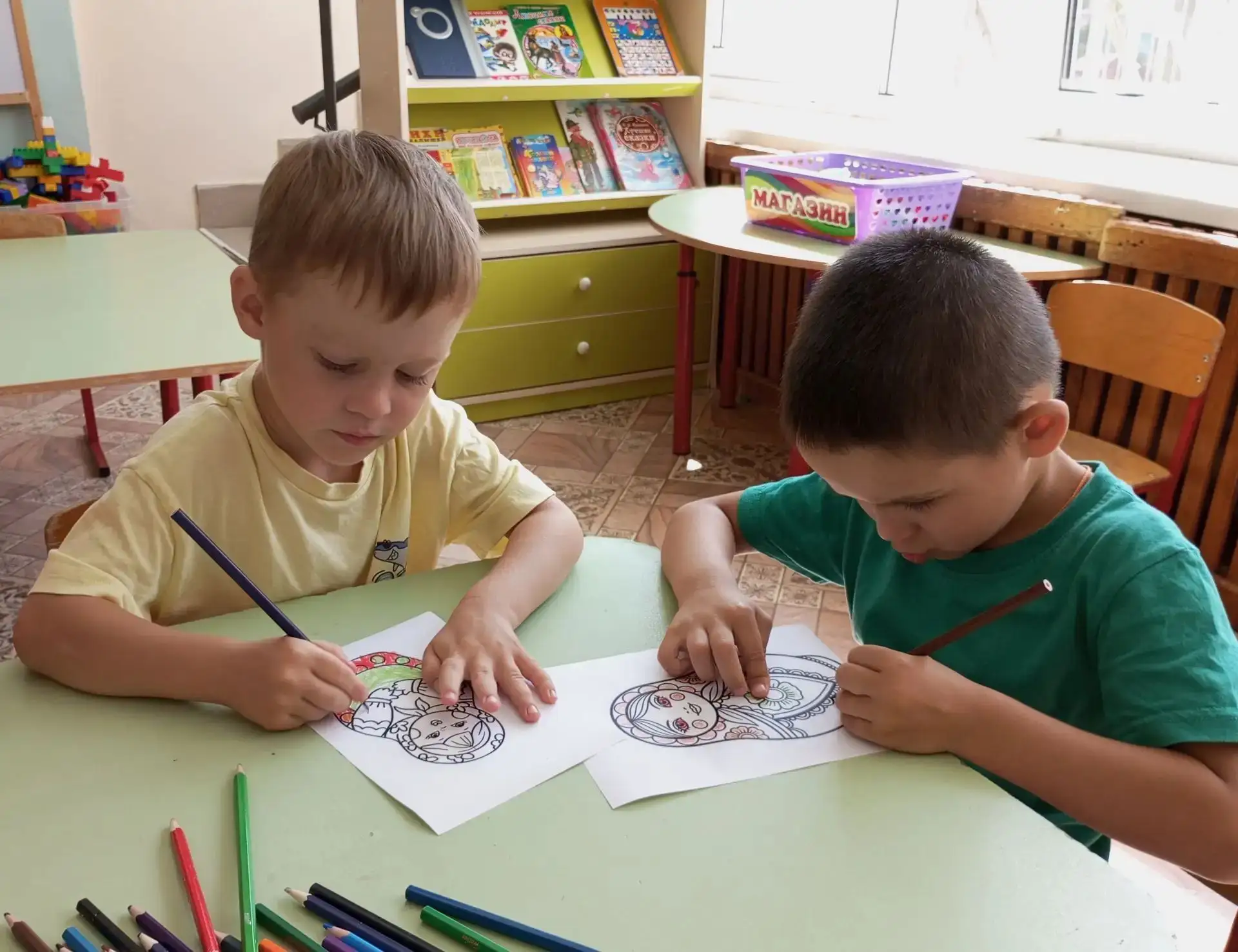 Сегодня в группе "Всезнайки" прошëл "День русских народных игрушек".    Дети послушали песню Е. Алек