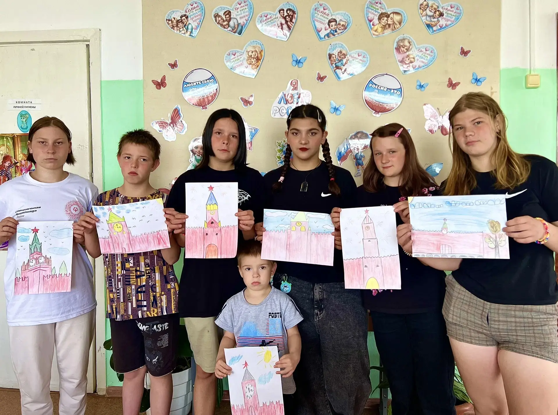 В ГАУ «СРЦН Ачитского района» прошла выставка рисунков «Красная площадь глазами детей». Юные художни