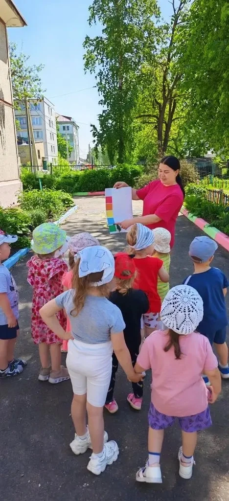 🎨ИДЕИ НАХОДИЛОК ПО ЦВЕТАМ

✨Сегодня ребята младшей группы «Звездочки» вышли не просто на прогулку, 
