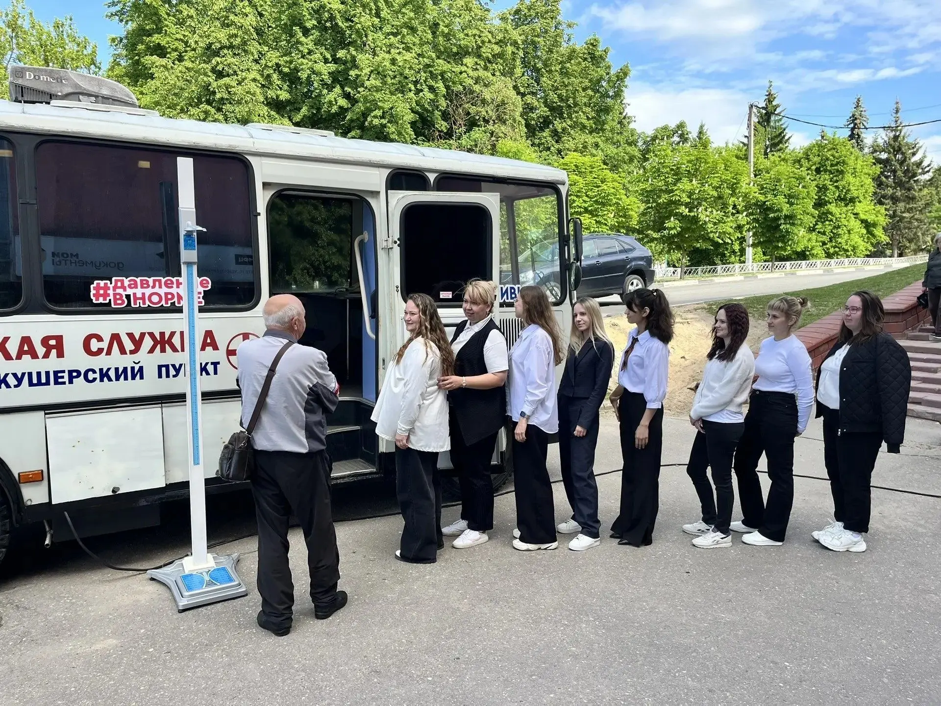 Сотрудники МФЦ МО Чехов проходят диспансеризацию в передвижном ФАП,
расположенном прямо у входа в МФ