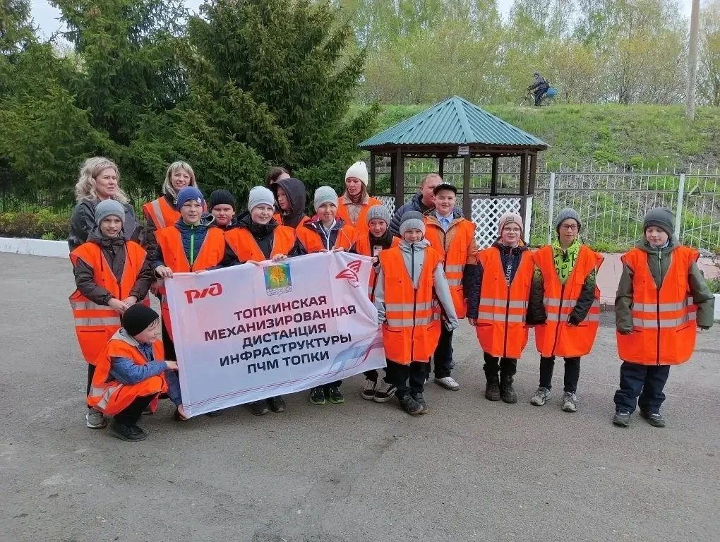 Для знакомства школьников с миром профессий нам важно проводить профориентационные заня...