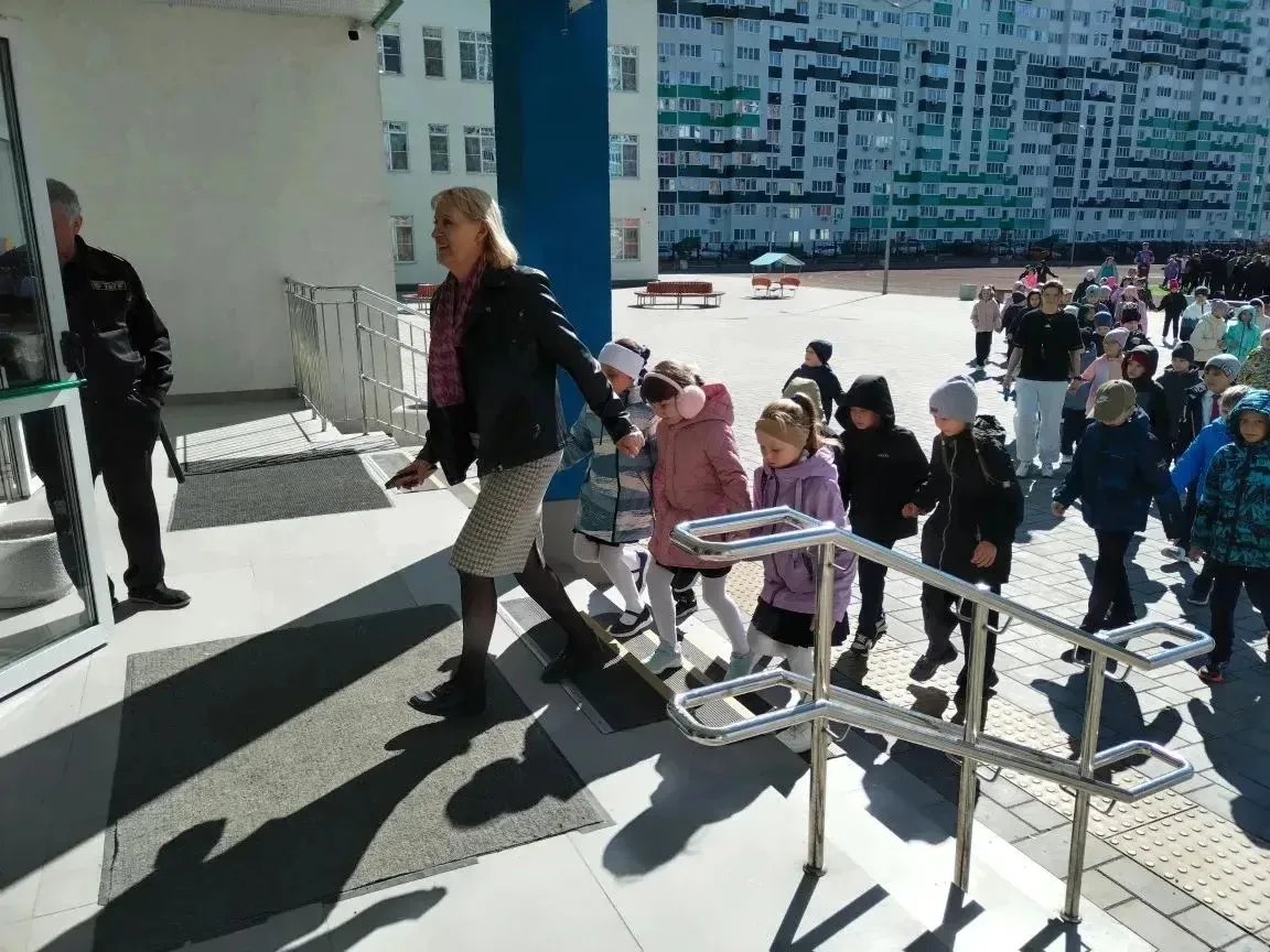 07.04.2026 прошла практическая тренировка действий сотрудников школы, сотрудников охраны и обучающих