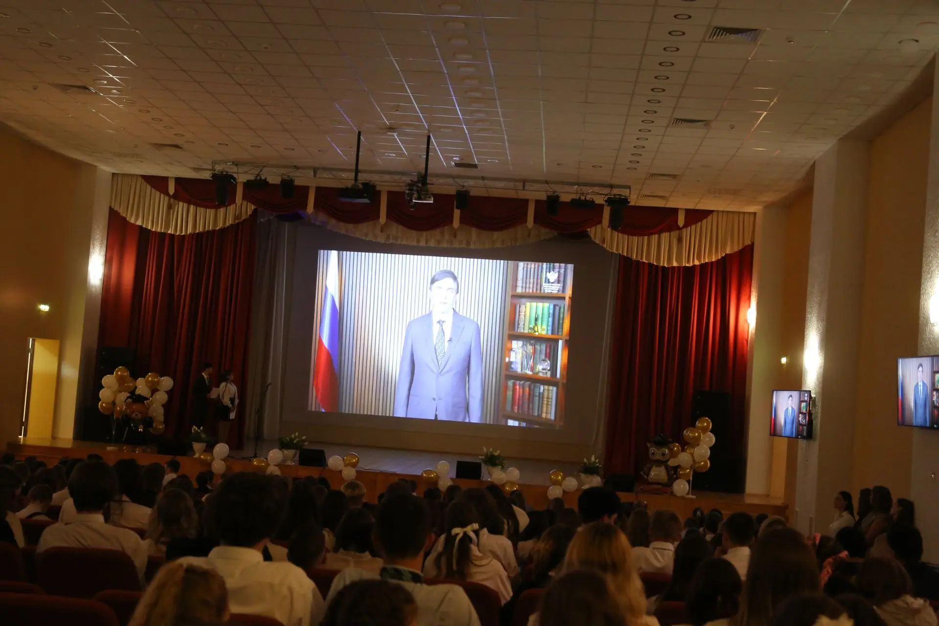 🎓Сегодня в школе прошла линейка для 5–8 и 10 классов, посвящённая окончанию учебного года! ✨ Ребята 
