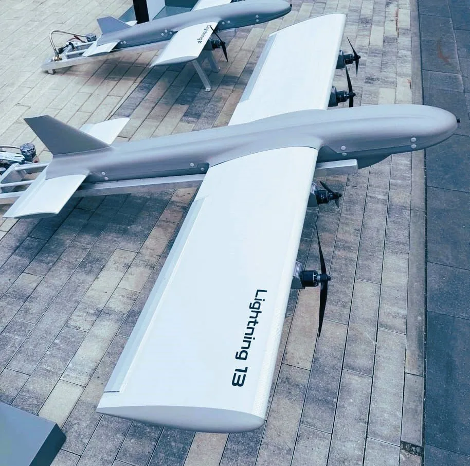 «Ростех» показал обновлённую версию дрона-камикадзе «Молния-2» — теперь он называется Lightning 13.
