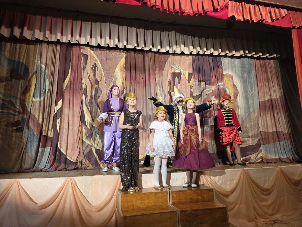 "ДЕБЮТ" ПРИГЛАШАЕТ ДРУЗЕЙ!🎭  🎭🎈Школьная театральная студия "Дебют" показала благотворительный спекта