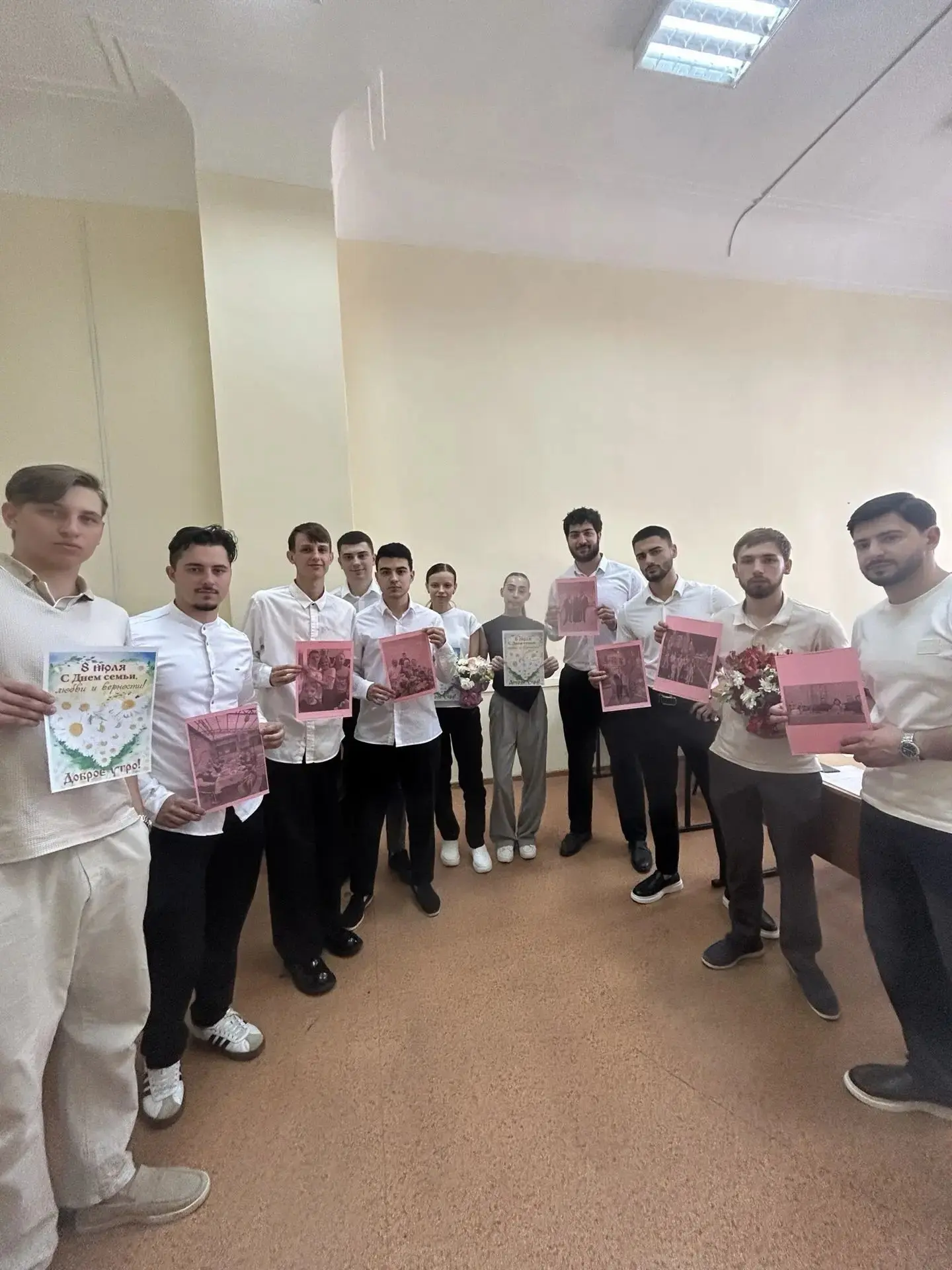 В День семьи, любви и верности студенты кафедры БЖД и ПН приняли участие в фотовыставке, посвященной