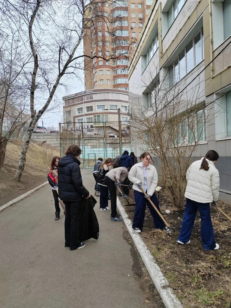 Ученики 9Г класса дружно и  весело вышли на традиционный школьный субботник 17 апреля. . Каждый полу
