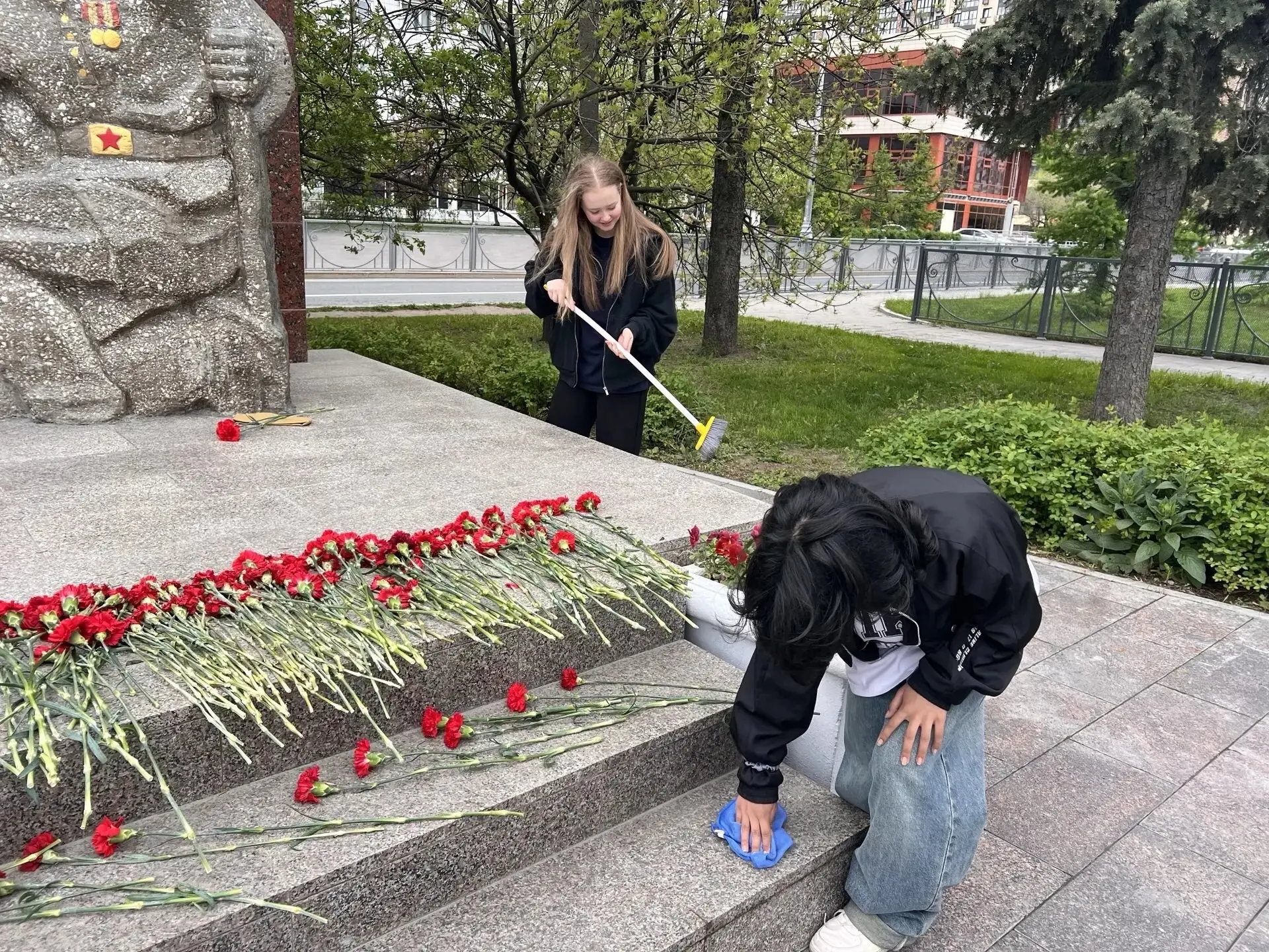 ❤️ «Добрые сердца» в деле: забота о вечной памяти героев  В преддверии Дня Победы наши юные волонтер