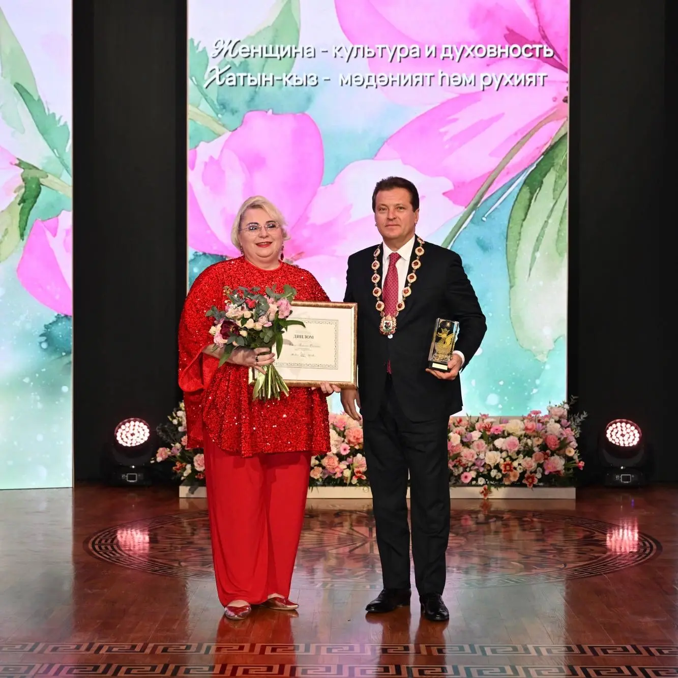 «Как здорово, что все мы здесь сегодня собрались» 🤍🌷  В Казанской Ратуше вчера наградили победителей