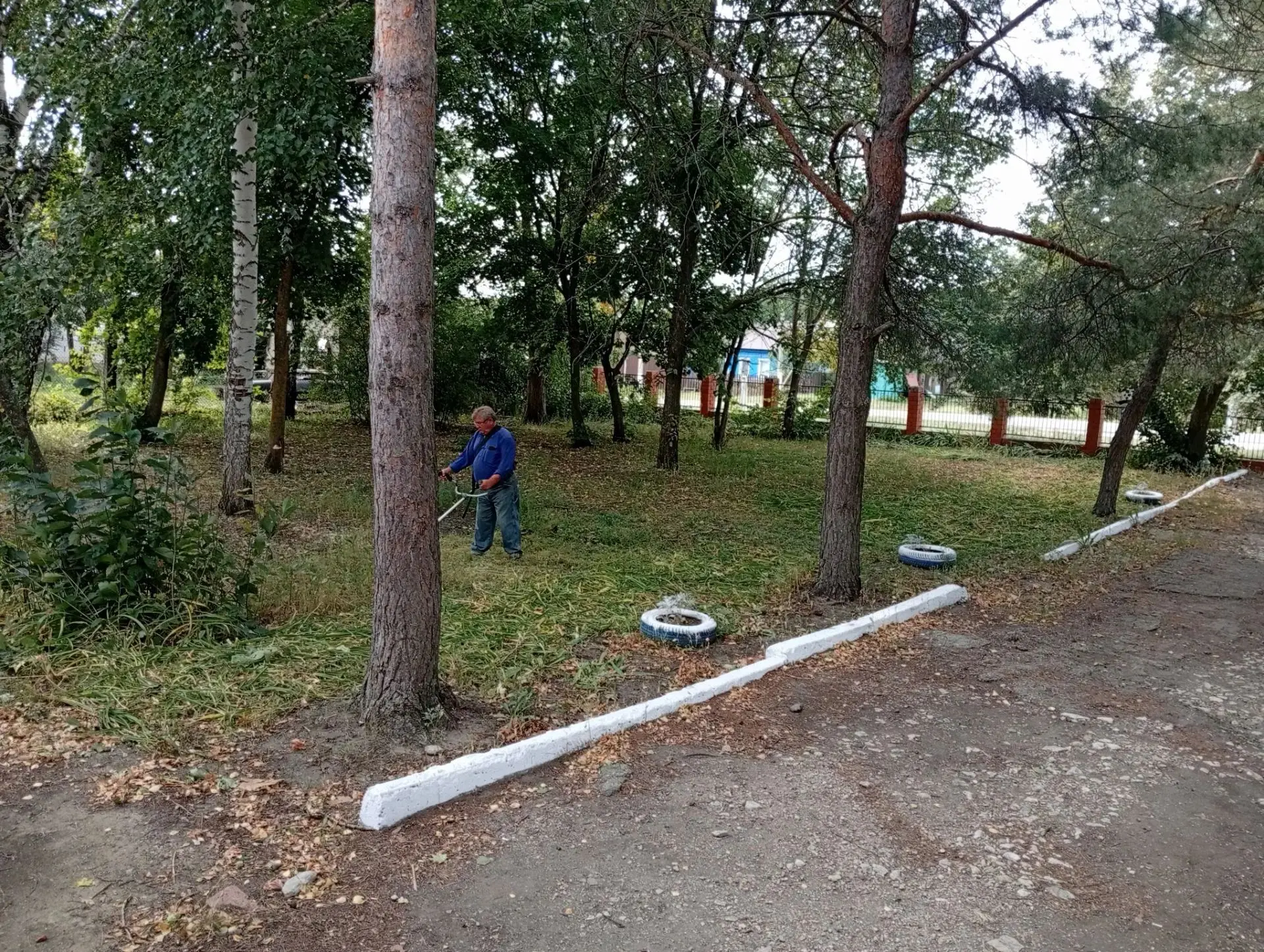 Сегодня, в рамках санитарного дня, окошена прилегающая территория Полчаниновской сельск...