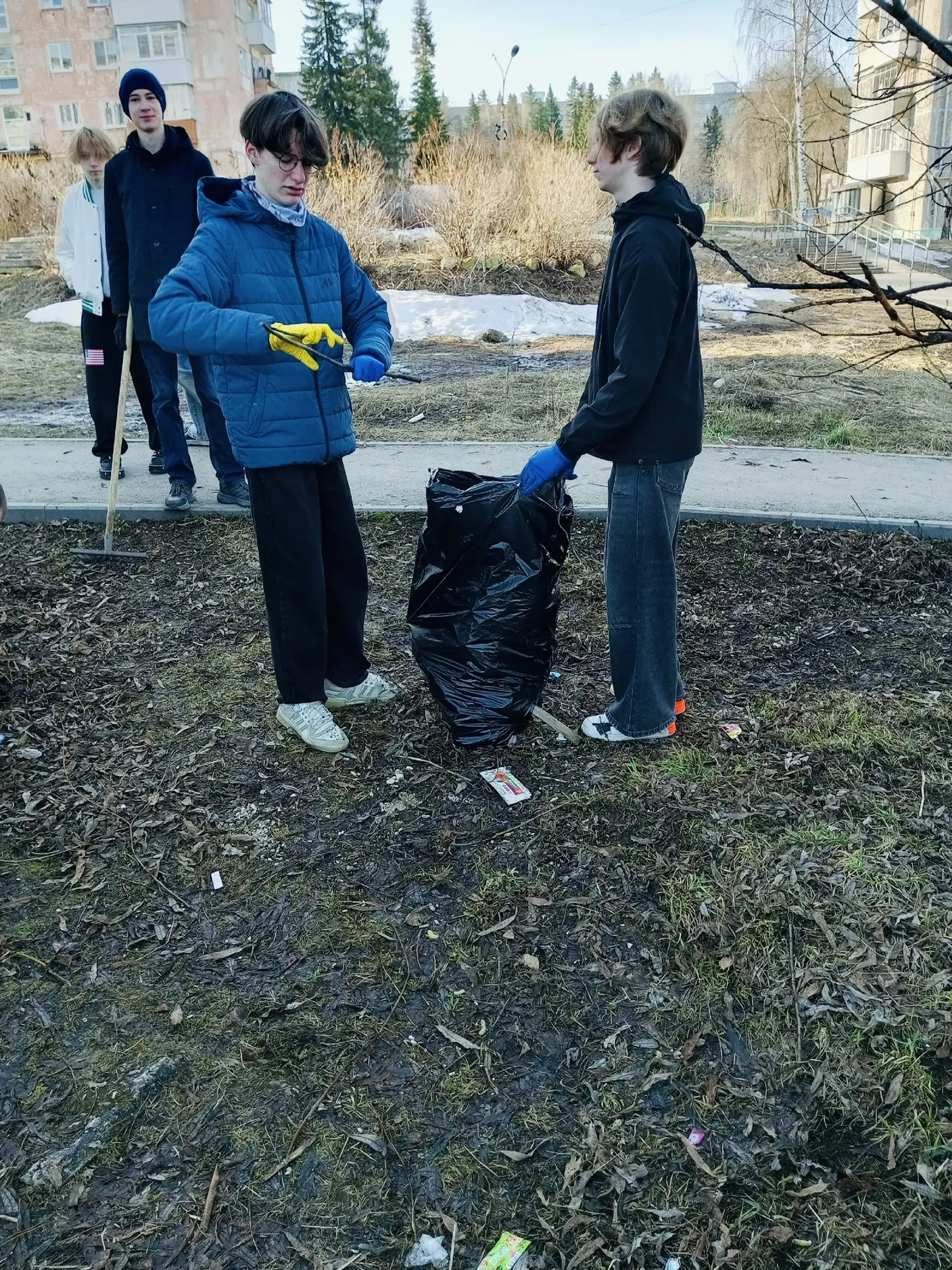 🌳 Субботники в школе: вместе делаем территорию чище!  В нашей школе снова кипит работа — проходят тр