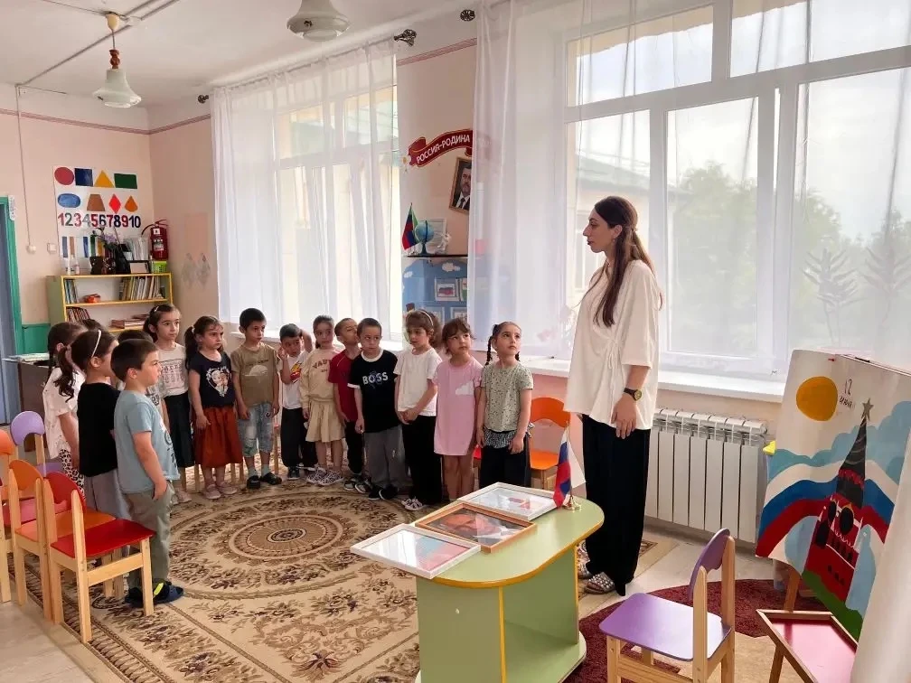 Средняя группа "В"🤍💙❤️
Цель:Дать базовые знания о государственных символах страны (флаг, герб, гим