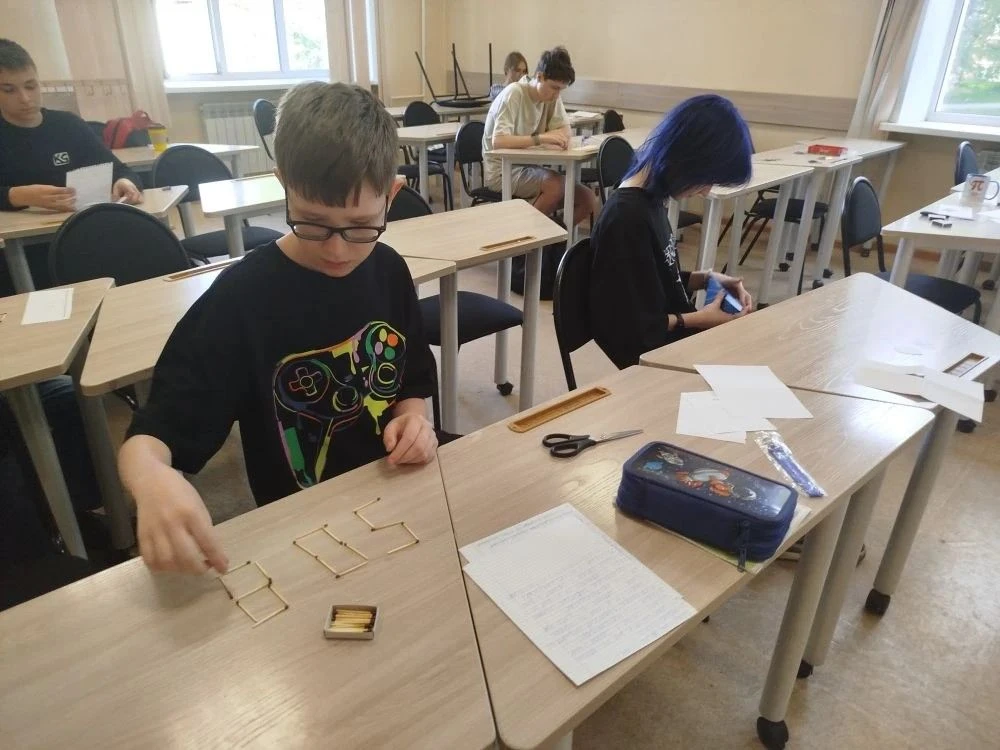 Пока 9 и 11 классы активно готовятся к экзаменам, жизнь наших юные математиков из 5, 7 ...