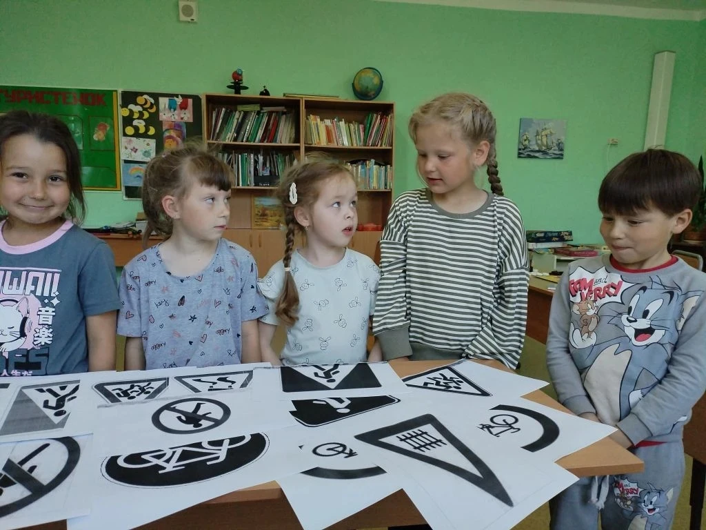 Сегодняшний день в лагере-это день безопасных дорог. Для ребят прошли мероприятия: игра "Мудрый пеше