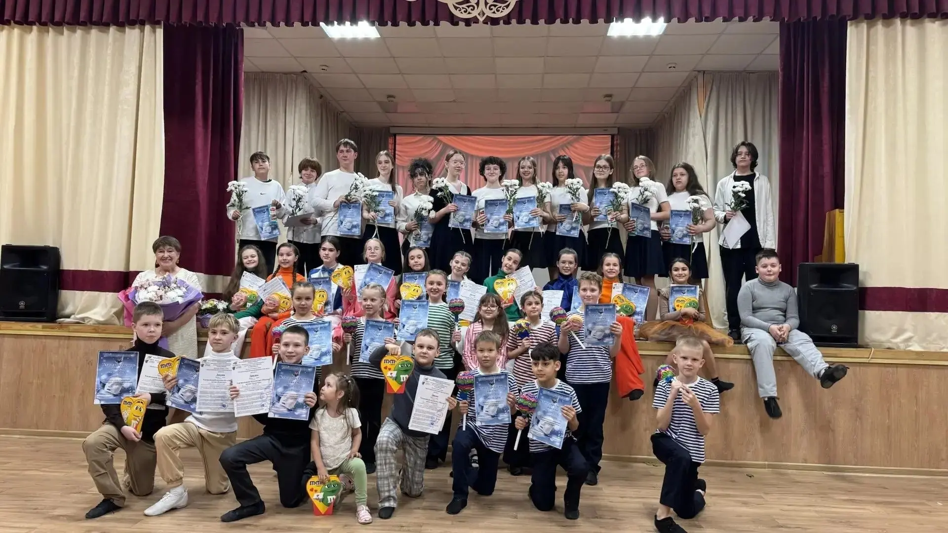🎭 Сцена горела, зал ликовал!
В нашей школе прошёл отчётный концерт театральной студии «Маска» — и э