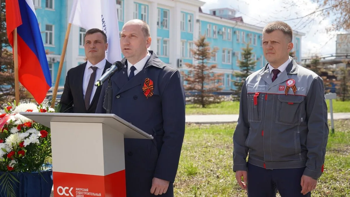 На Амурском судостроительном заводе возложили цветы к Вечному огню  8 мая на Амурском судостроительн