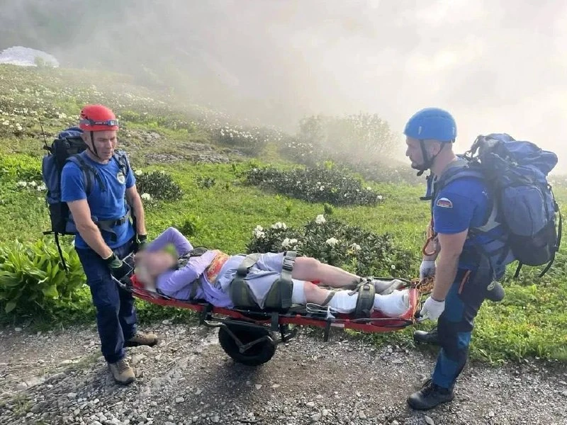 🤕 Туристку из Ростова-на-Дону спасли в горах Сочи после травмы ноги.
