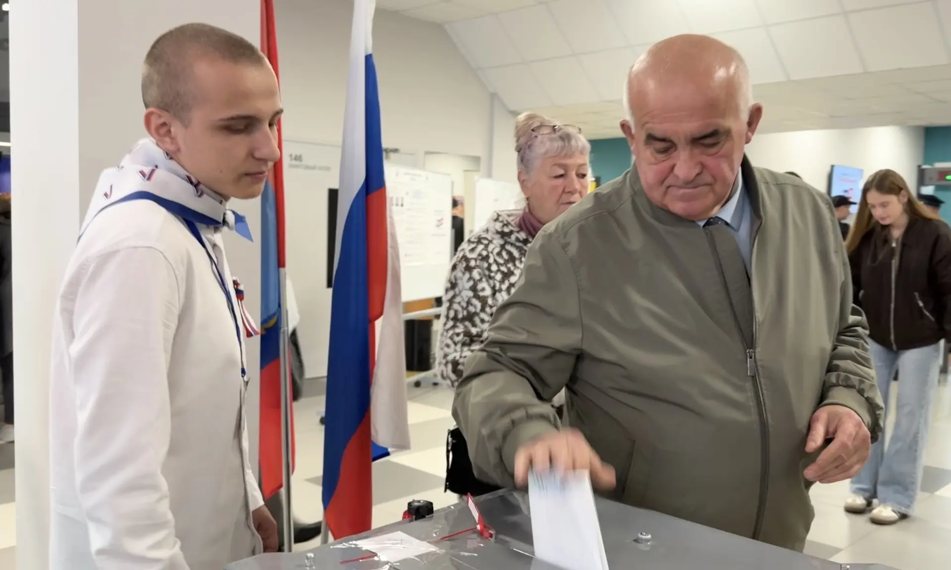 Губернатор Костромской области Сергей Ситников одним из первых проголосовал на выборах ...