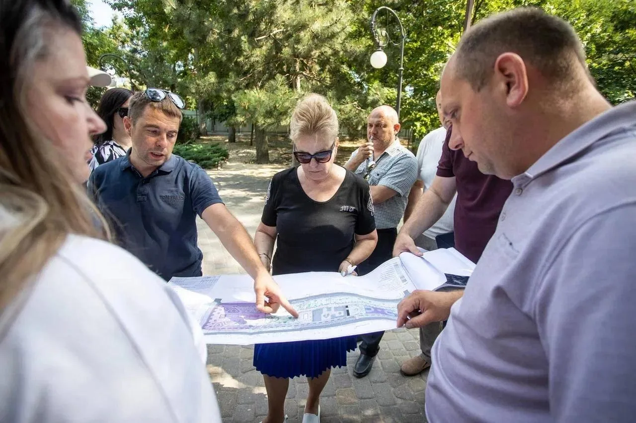 🌳 В Анапе обсудили ход реконструкции сквера Гудовича с общественниками