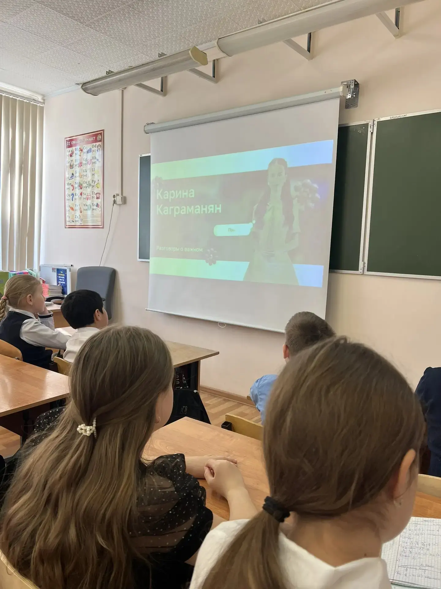 Утро новой учебной недели в нашей школе традиционно началось с торжественной церемонии поднятия Госу