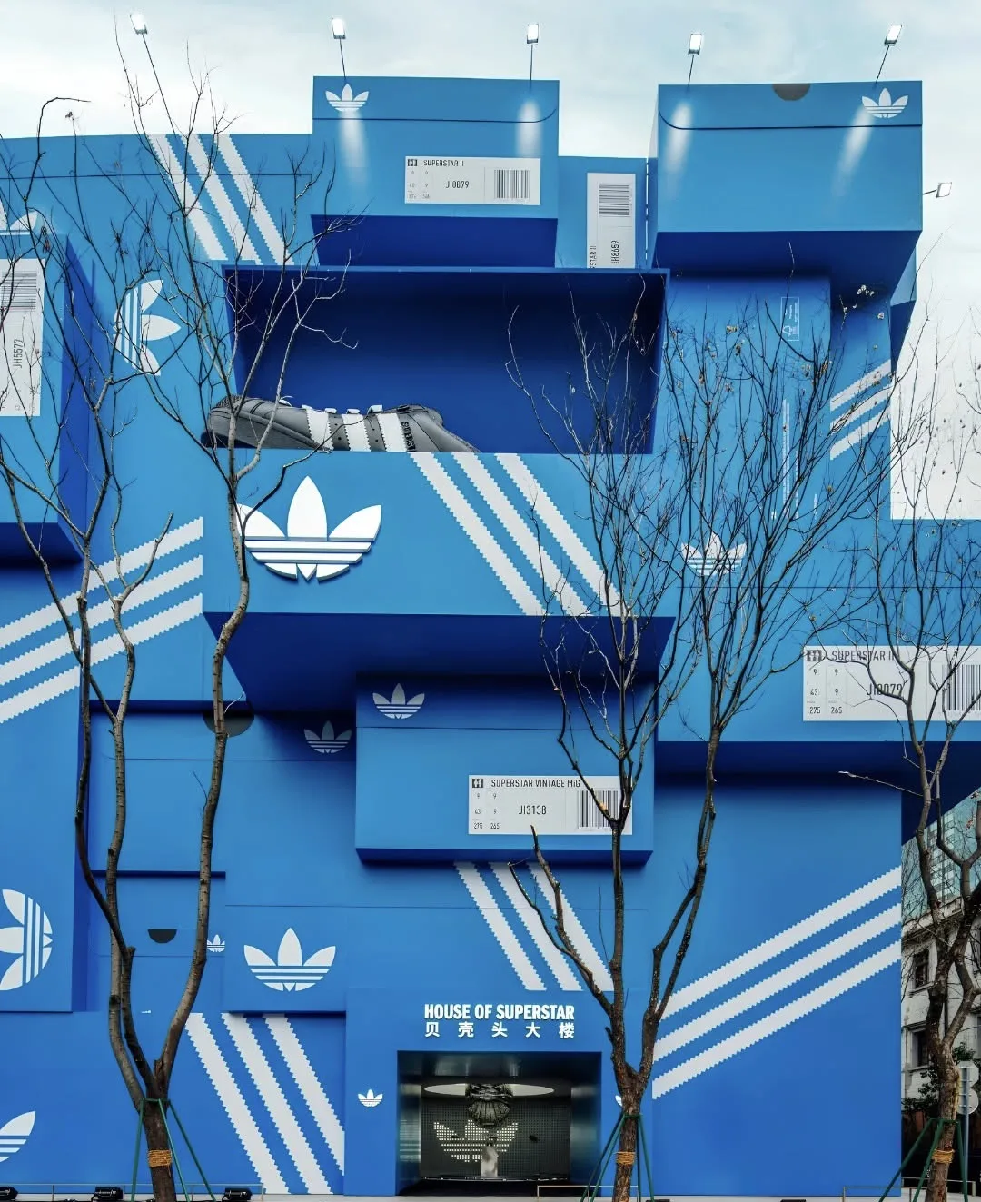 👟📦 Что, если превратить обычную коробку из-под кроссовок в четырехэтажный магазин?