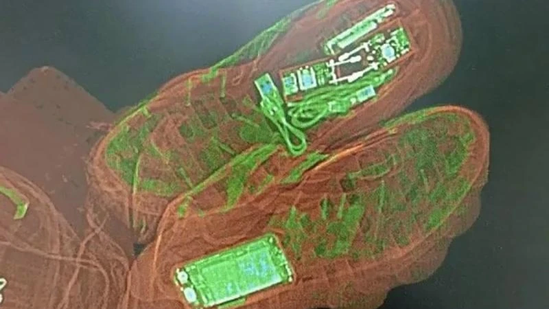 В СИЗО-1 парень пытался пронести арестантам два телефона в кроссовках 
 
Сканер нашёл в обуви молодо