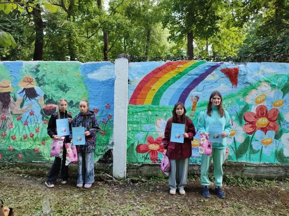 Учащиеся художественного отделения Мишина Полина,Фомина Алиса,Перун Вероника и Постнова Алина ,под р