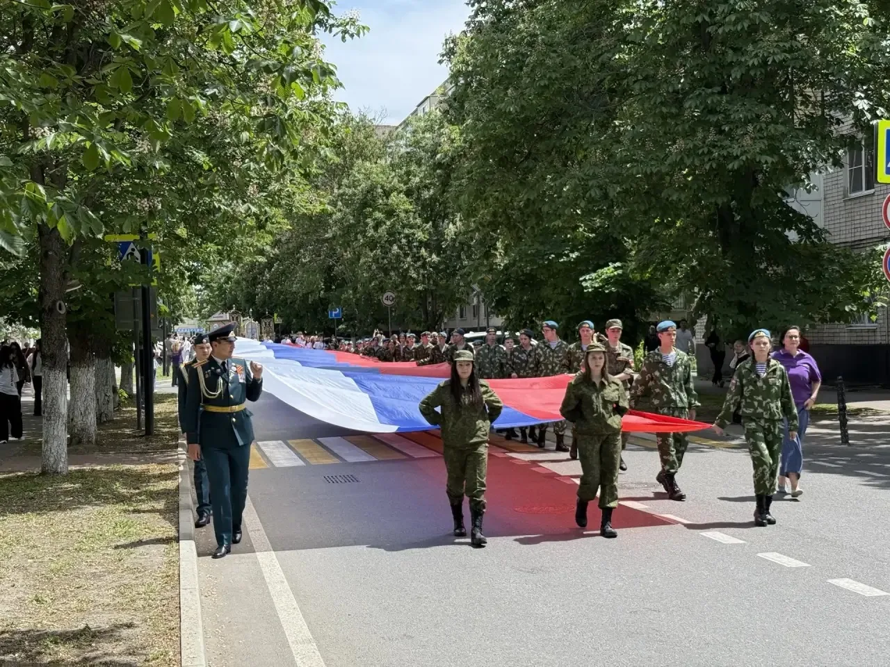 В День славянской письменности и культуры представители молодежных организаций КЧР пронесли по центр