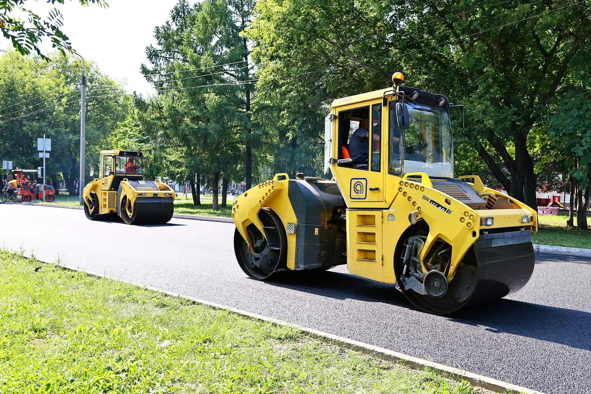 На проспекте Химиков обновляют проезжую часть, тротуары и освещение 🚜🚧

В ходе ремонта на проспект