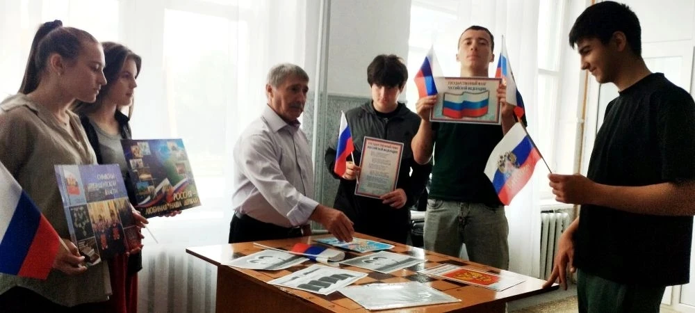 Работники Дома культуры и сельской библиотеки ко Дню России подготовили и провели познавательно -  и