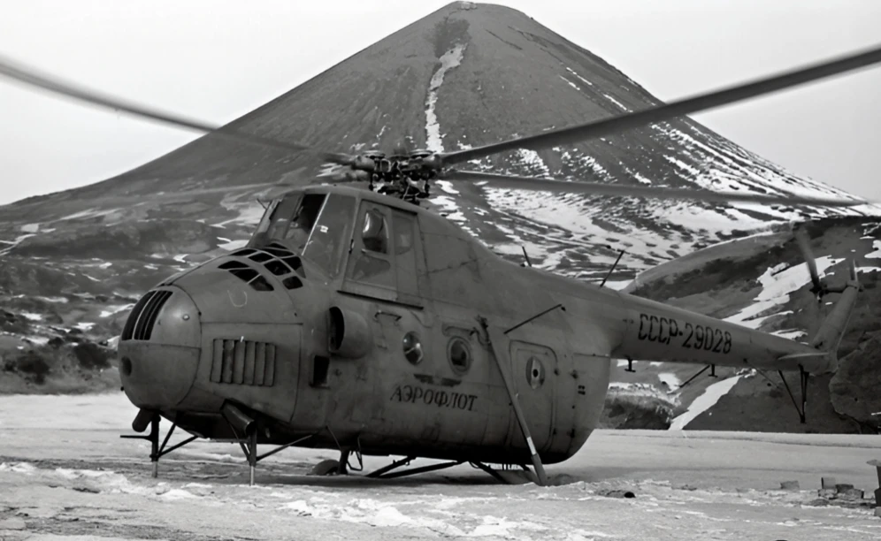 Вертолёт Ми-4 у Карымского вулкана на Камчатке, 1972 год.