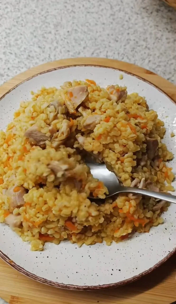 🌾 Рассыпчатый булгур с сочным куриным бедром и овощами на сковороде.