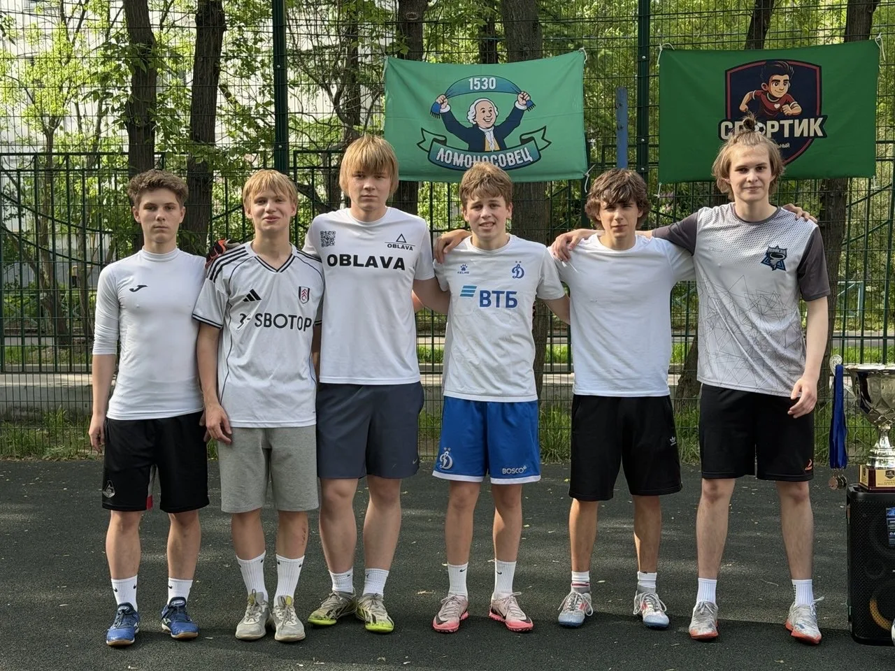 Встреча поколений на футбольном поле!  ⚽️ На школьном стадионе состоялся по-настоящему особенный мат