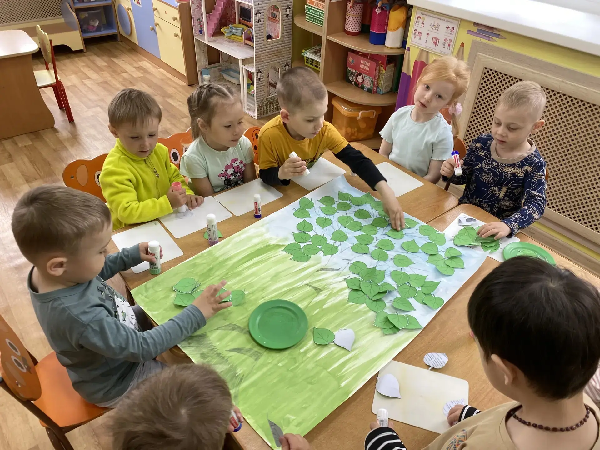 🌿 День России: создаём символы Родины вместе! 🌿
Юные патриоты группы "Дельфинчики" с интересом про