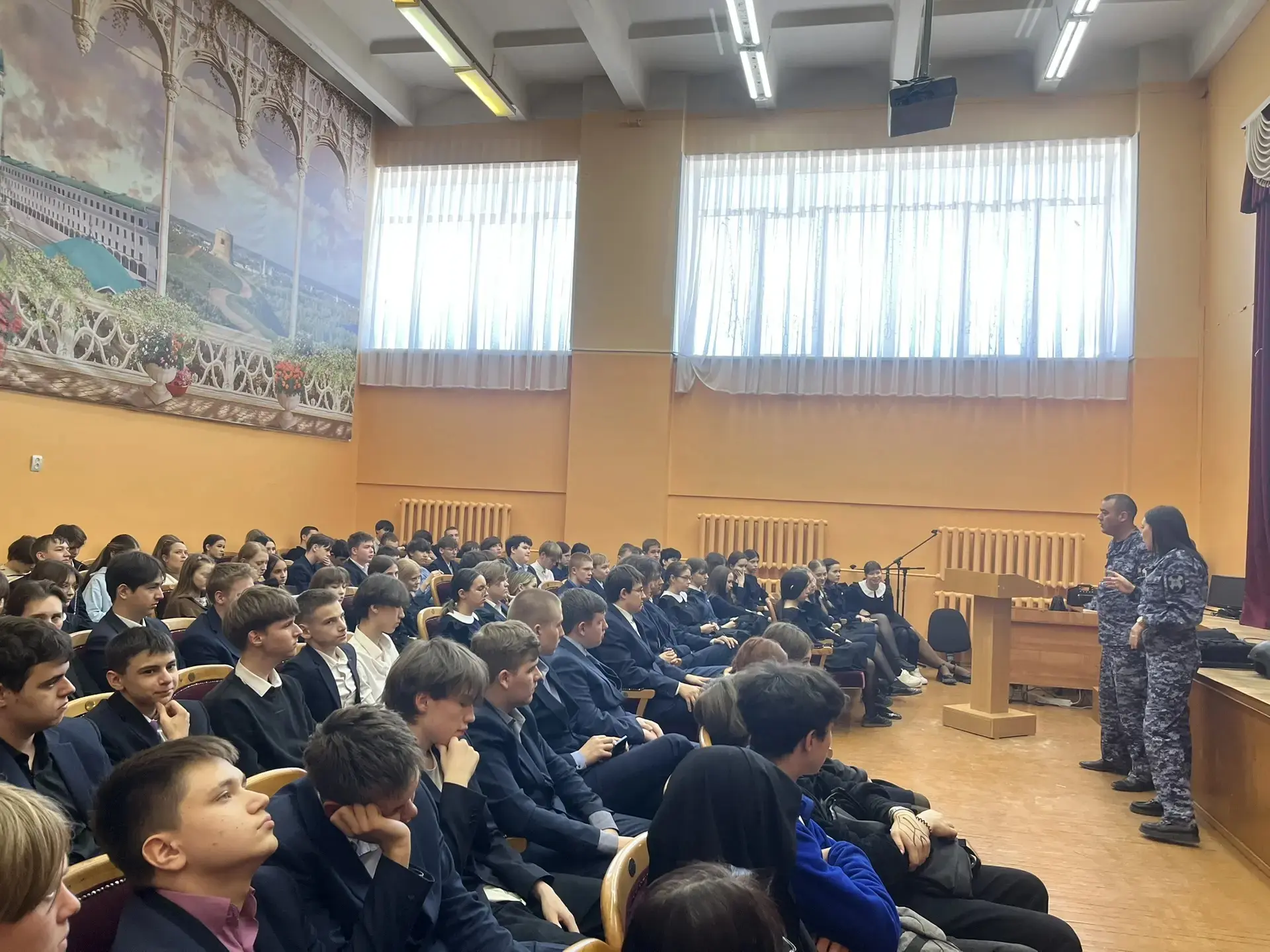 Ученики старших классов с большим интересом и уважением познакомились с одной из самых ответственных