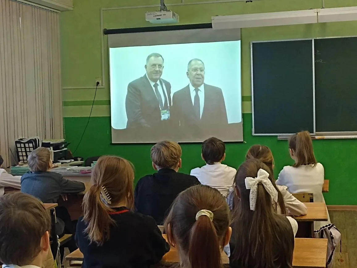 📌Утро понедельника 9 февраля 2026 года в школе традиционно началось с торжественной линейки, церемон