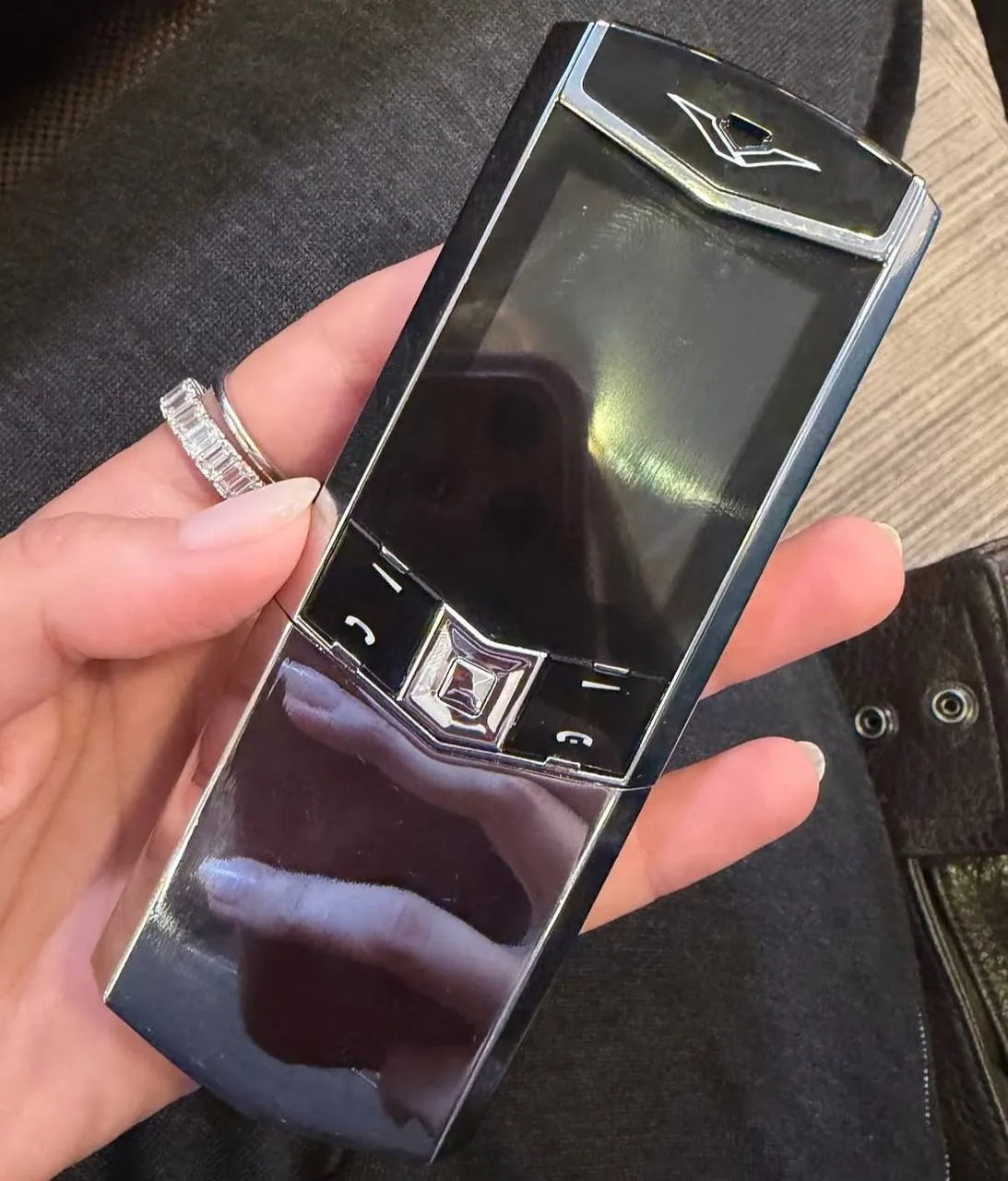 Мобильный телефон Vertu и частный Джет. Юлия Пош напоминает набор солидного человека из...
