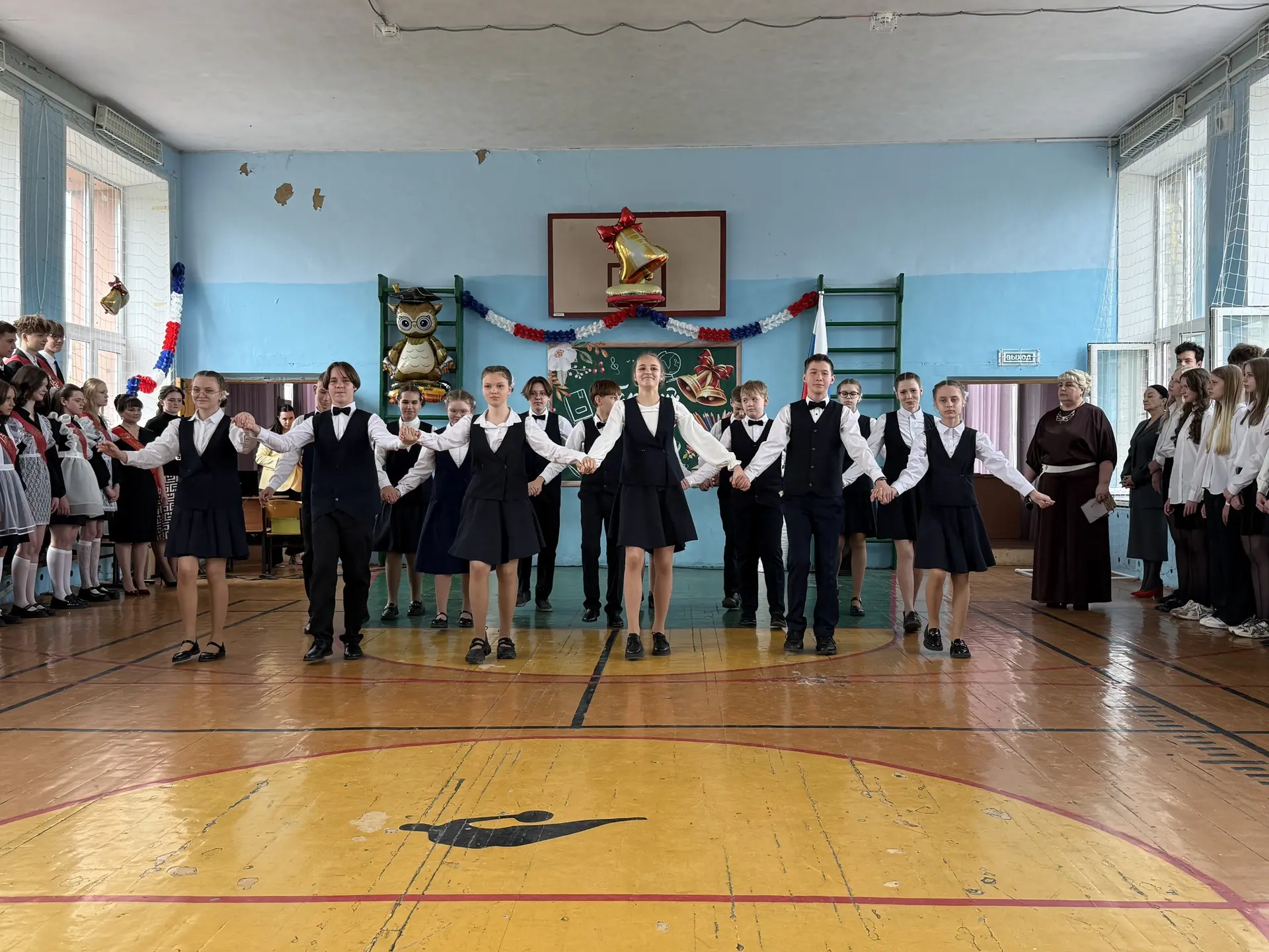 🔔 Сегодня в школе прозвенел последний звонок!  Этот день — особенный для каждого выпускника. Звучат 
