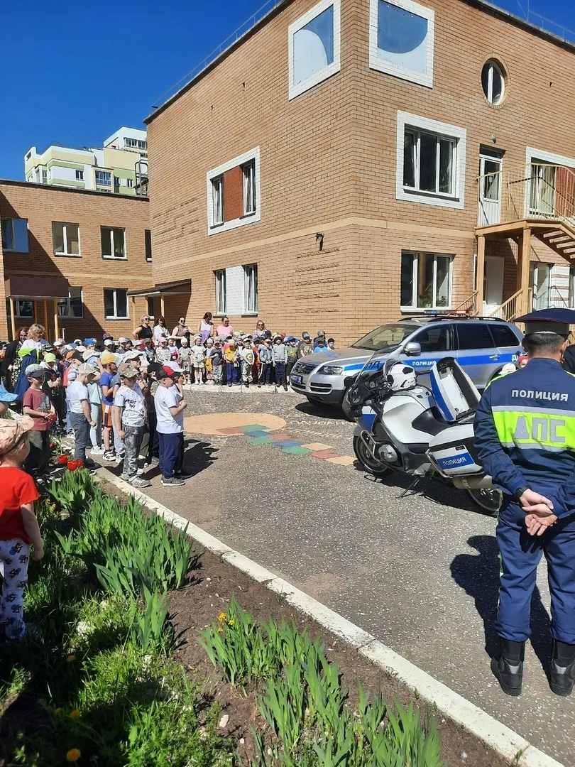 Удивительная акция на территории детского сада! 

У нас в гостях представители ГАИ ГИБДД г. Кирова с