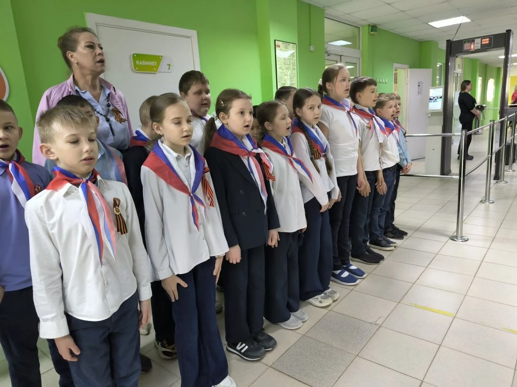На этой неделе чести вынести флаг удостоилась юнармейцы 11в класса.  На традиционном построении учащ