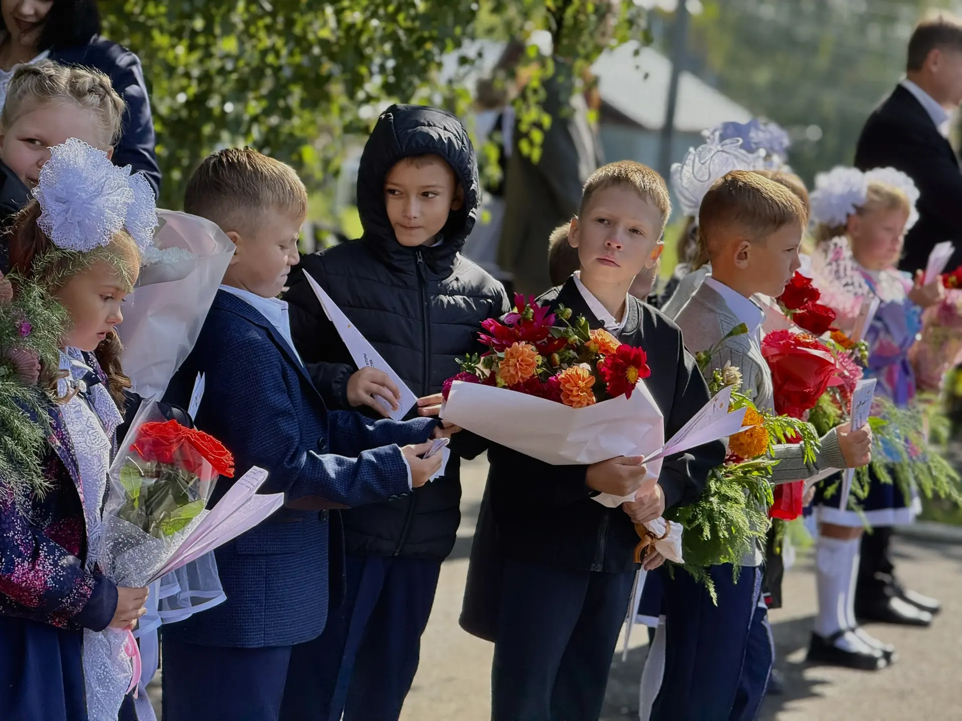 Сегодня в нашей школе состоялась торжественная линейка, посвящённая Дню знаний! 📚✨