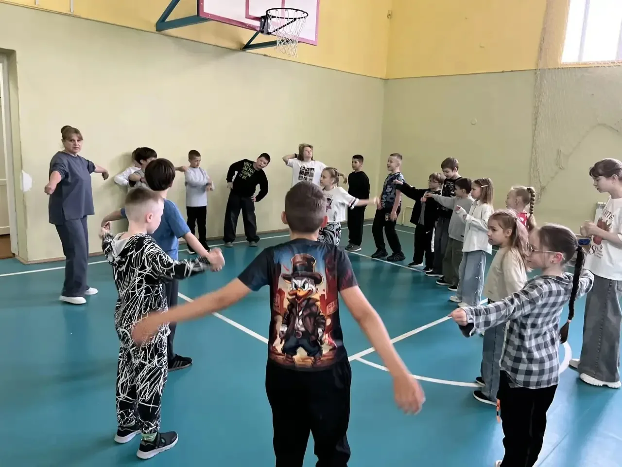 📸 Еще один яркий день в нашем лагере!
Утро началось с бодрой зарядки (пусть и не на улице, а в поме