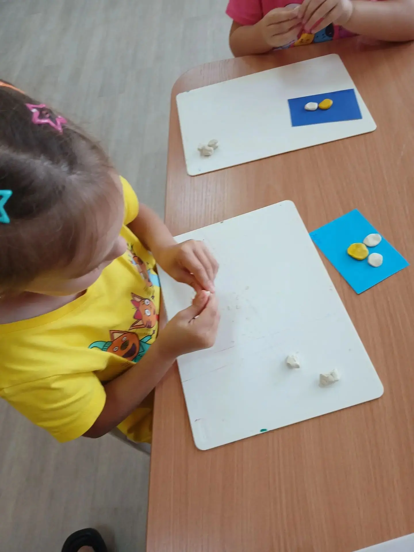 🌼 Наши малыши создали свои первые ромашки! 🌼

Сегодня в младшей группе творили с пластилином: лепи